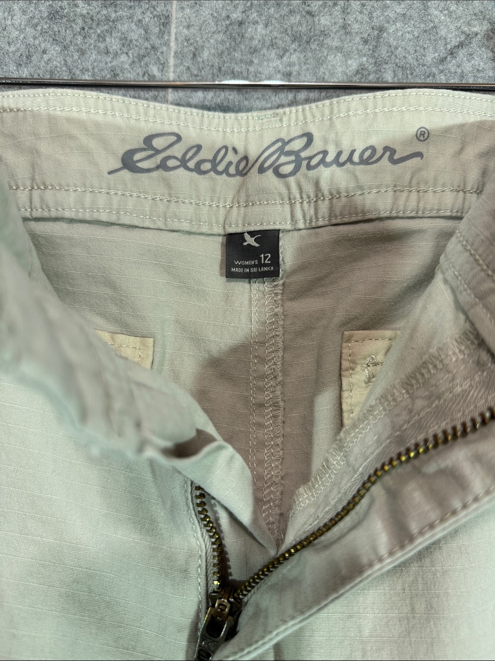 Eddie Bauer Capri Cargo Pants - Womens 12 - Beige Outdoor Hiking Walking - Picture 2 of 11